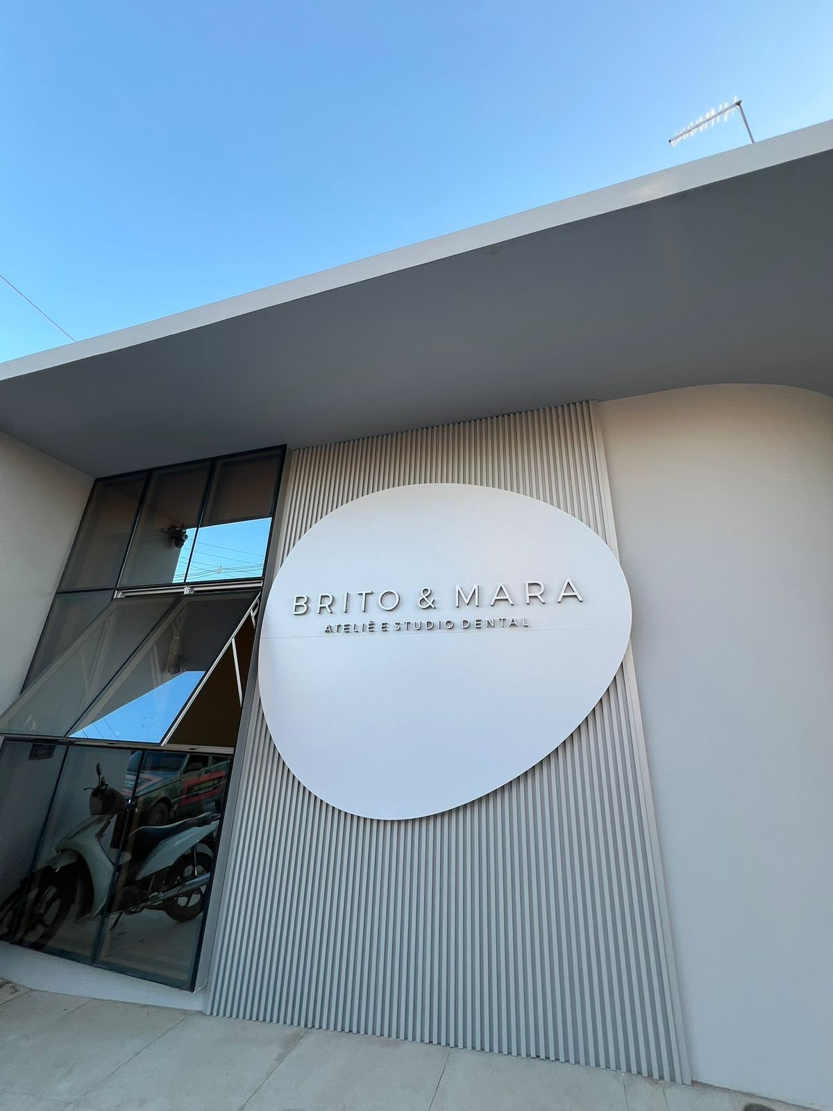Fachada da clínica Brito & Mara Ateliê e Studio Dental, em Carpina